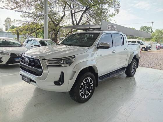 TOYOTA HILUX 2.8 D-4D TURBO DIESEL CD SRX PLUS 4X4 AUTOMÁTICO TOYOTA HILUX 2.8 D-4D TURBO DIESEL CD SRX PLUS 4X4 AUTOMÁTICO